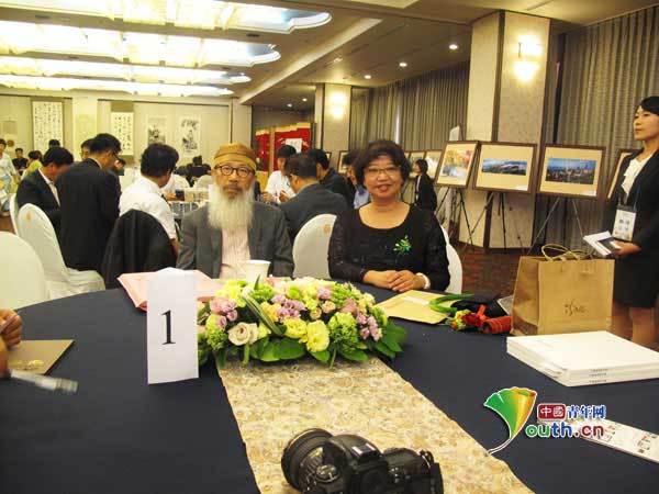 2012年9月5日,第三届两岸汉字艺术节展览总策划和总设计骆芃芃(正中)