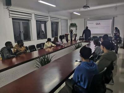 中外学生双语角活动顺利开幕