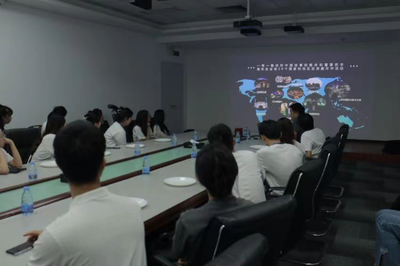 参观现代企业,激发创新活力--2023深圳大学艺术学理论(文化产业)暑期班全体学员前往深圳幻境控股集团参观学习