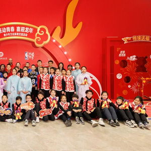 跃动青春 喜迎龙年 托尼·帕克与球迷共庆新春民俗